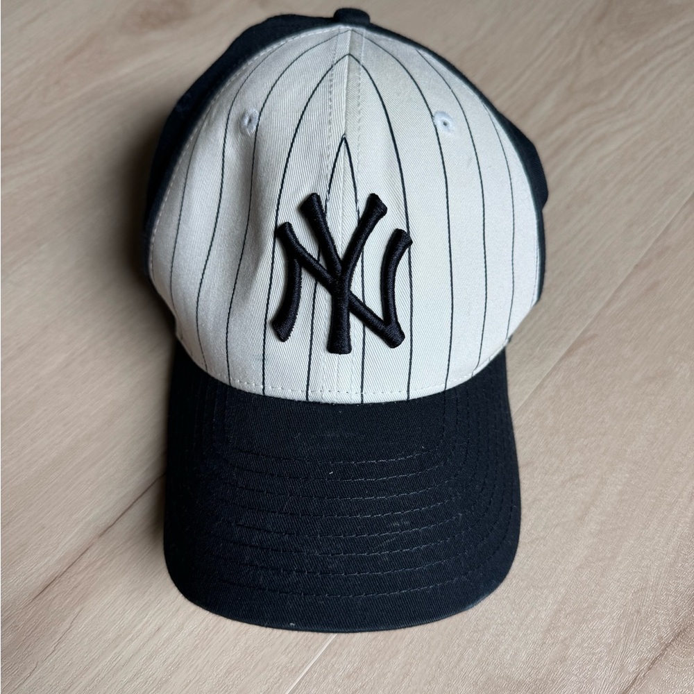 New York Yankees Pinstripe Baseball Cap - Navy & White